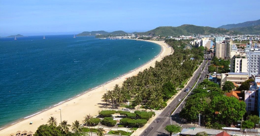 Bãi biển Trần Phú uốn quanh vịnh Nha Trang
