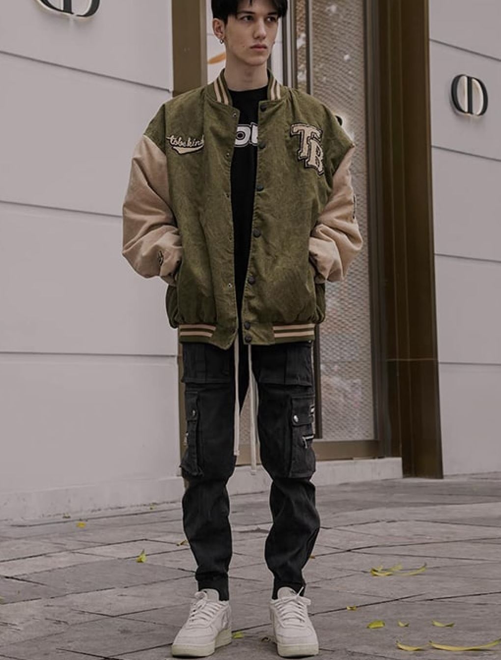 Áo jacket phối với quần jeans và giày sneaker