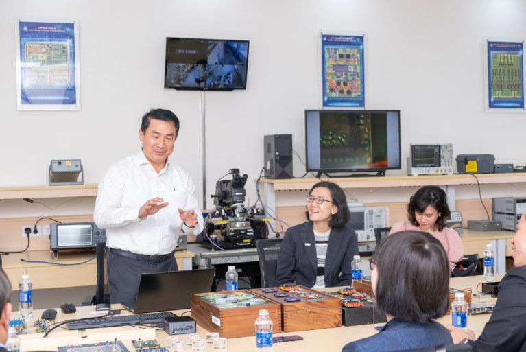 Các giáo sư NUS nghe giới thiệu về Đề án phát triển đào tạo và nghiên cứu lĩnh vực vi mạch bán dẫn của ĐHQG-HCM tại Phòng thí nghiệm Thiết kế vi mạch, Trường ĐH Bách Khoa ĐHQG-HCM. Ảnh: Thiện Thông